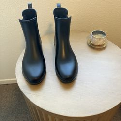 $6 Women’s Short Black Boots pull-on