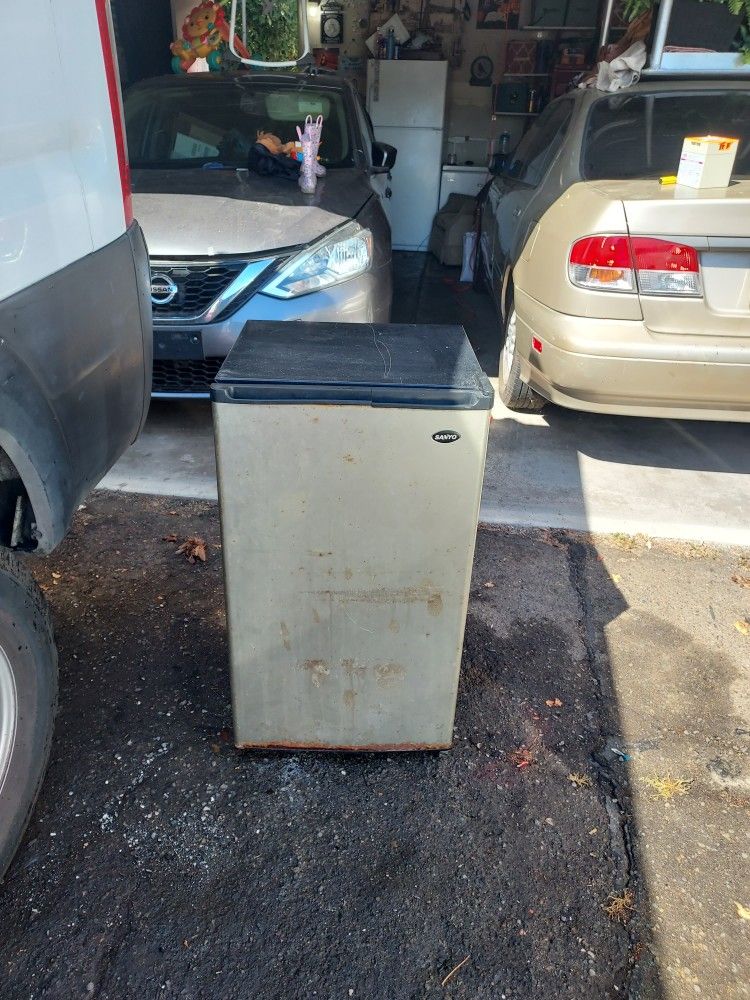 SANYO MINI FRIDGE