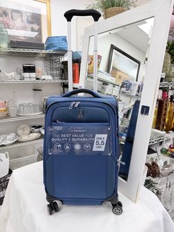 Travelpro WalkAbout 7 Spinner Luggage carry on brand new