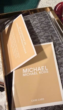 Micheal Kors wristlet