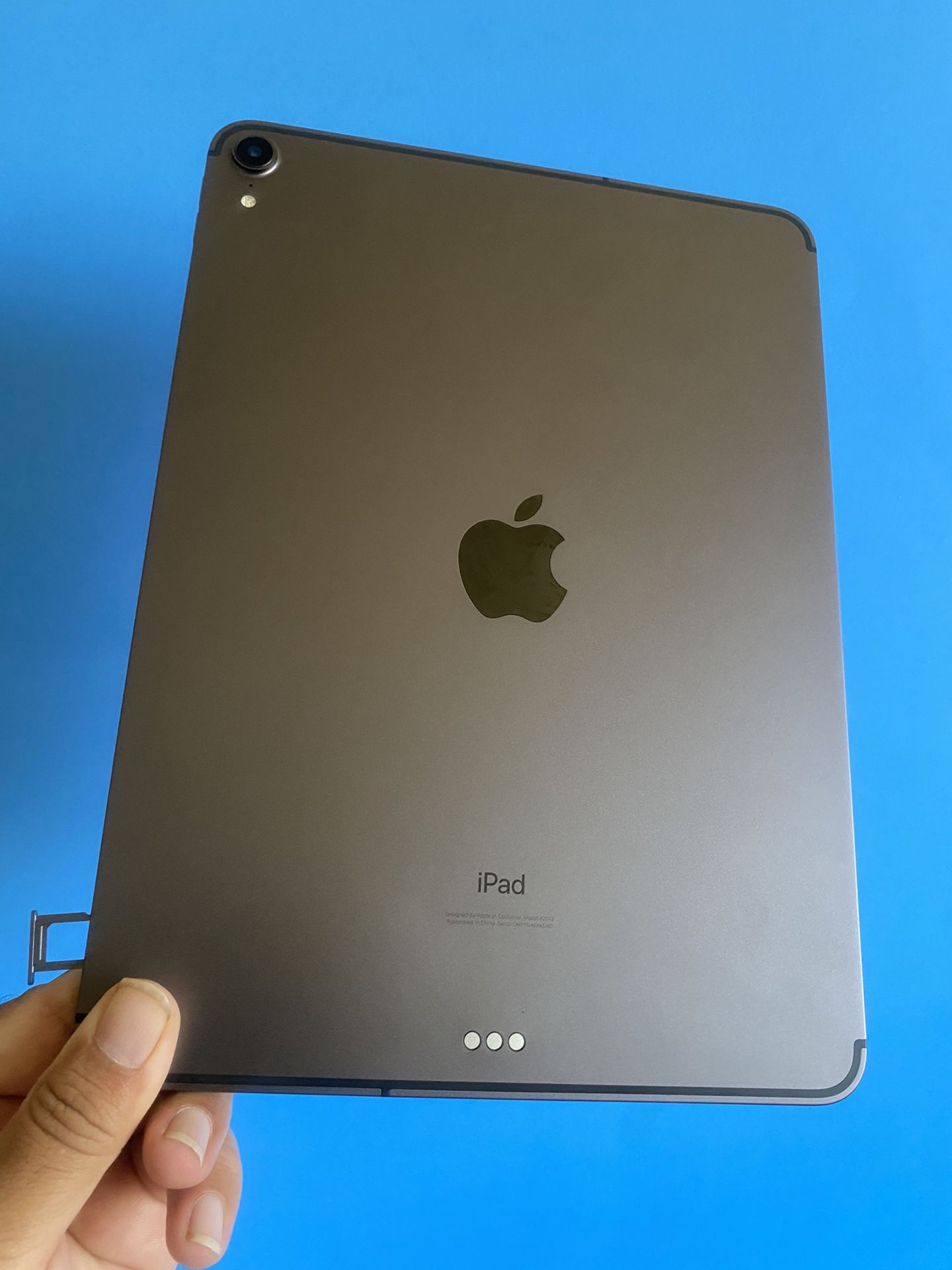 Apple IPad Pro 11” (Face ID/LiquidRetina /2018 model) 64GB WiFi + 