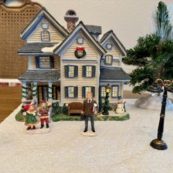 Christmas Village House With Five Accessories 