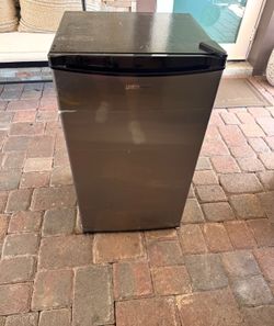 Personal refrigerator