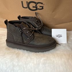 BOYS SIZE 5 UGG BOOTS NEW