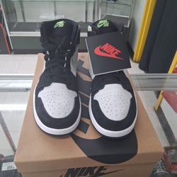 AIR JORDAN  1 ZM  AIR  CMFT 2  SIZE 12 $132