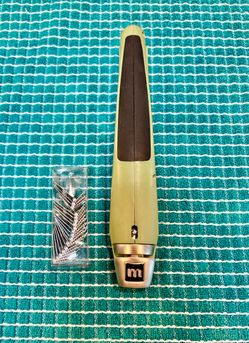 NEW! Making Memories Tag Curler Tool used in scrapbooking and paper crafts.