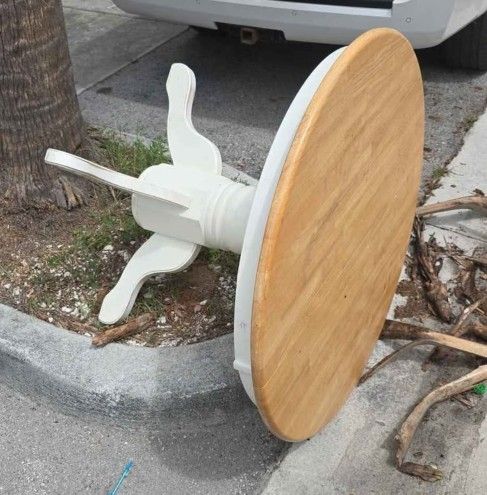 Round Dining TABLE