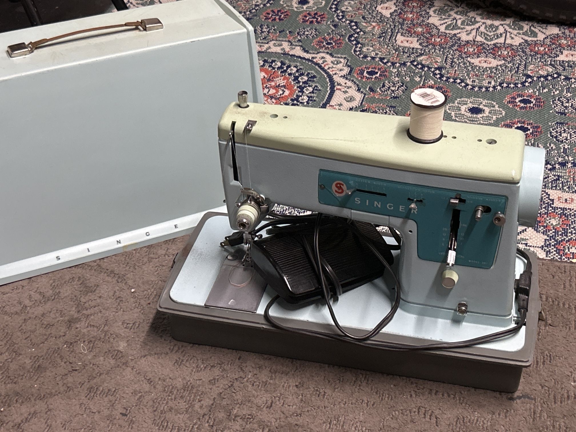 Vintage Singer Sewing Machine (Made in Great Britain)