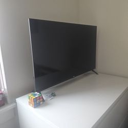 TCL 32" Roku 1080p TV (No Remote)