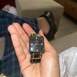 Reloj Charles Raymond quartz, usado, con rayones y sin batería, se vende tal como está, $10 negociable