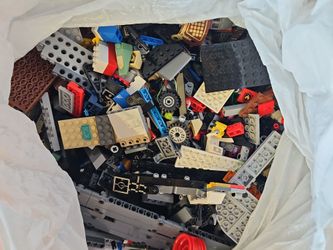 Assorted loose lego pieces.
