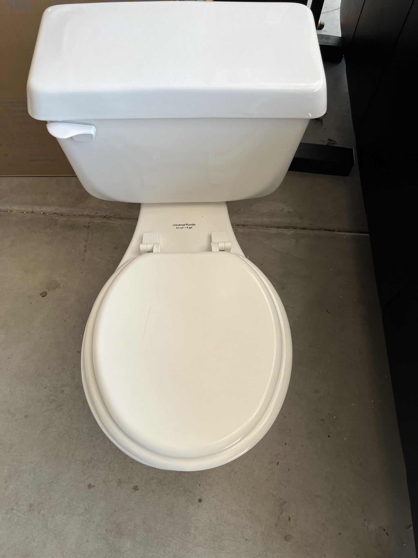 Universal Rundle White Toilet