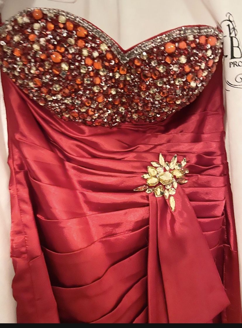 Red beaded long dress / Vertido largo rojo con piedras