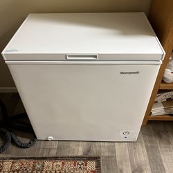 Honeywell 7 Cubic Feet Chest Freezer with Removable Storage Basket, Adjustable Temperature Control, Energy Saving, for Garage, Office, Dorm, or Apartm