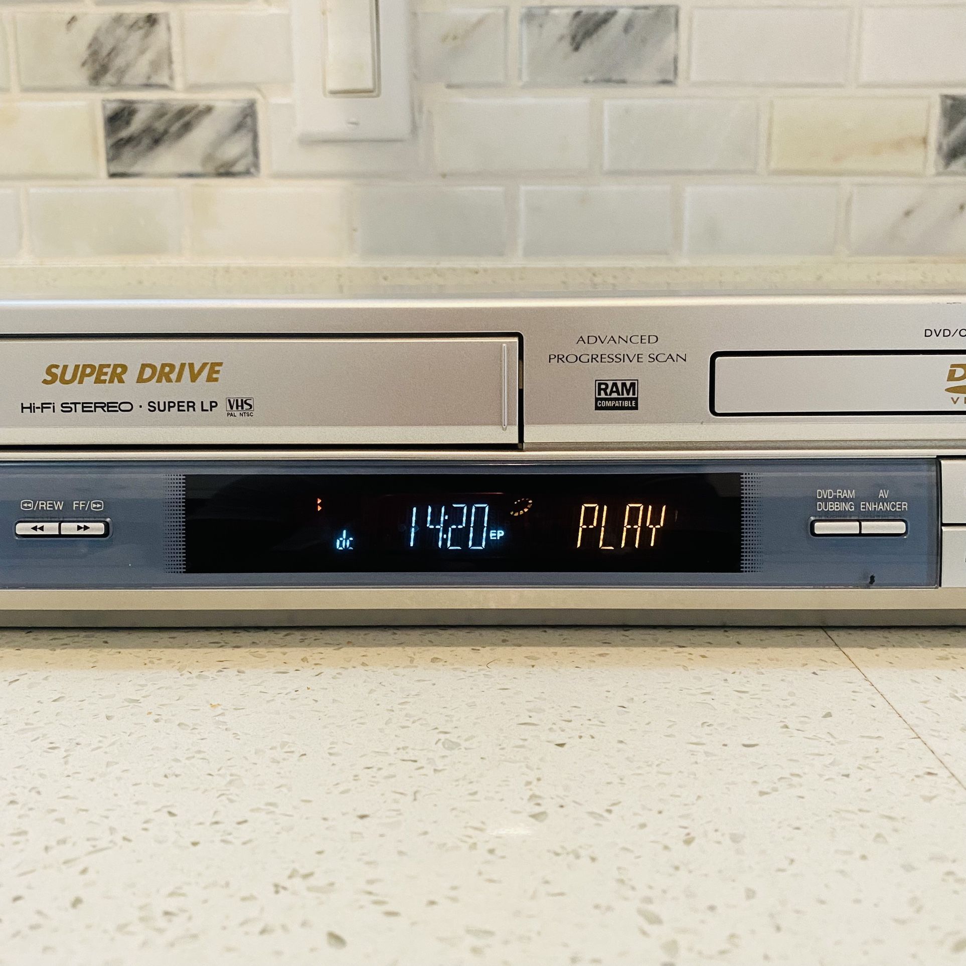 Panasonic NV-VP32 Combo DVD Player/Hi-Fi Super Drive Super LP VHS