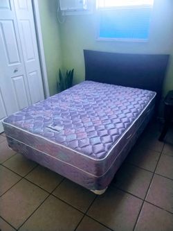 🚨full size bed set 🚨