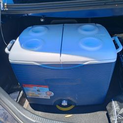 Rubbermaid 45 Qt Rolling Cooler 