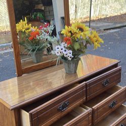 Wooden Dresser With Mirror. Drawers Sliding Smoothly. Delivery Available. Se Habla Español 