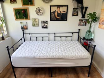 Excellent Condition Twin Daybed + Memory Foam Mattress & Cover