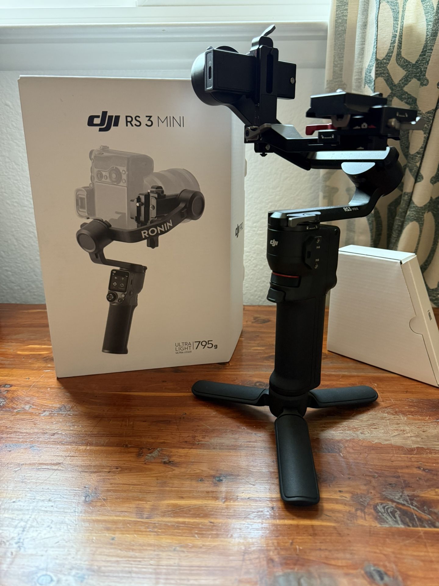 DJI RS 3 Mini Gimbal Stabilizer – Like New w/ Box