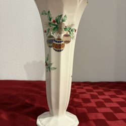 Brand: MIKASA Pattern: Christmas Spirit Object: Vase Dimension: 9" H Material: Ivory Bone China Crafted in Japan