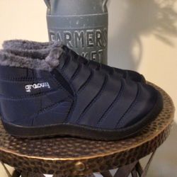 Gracosy waterproof blue warm ankle snow boots/fur lined..Size 40