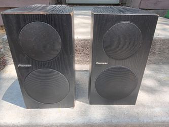 Pioneer SP-BS21-LR Andrew Jones Bookshelf Speakers Pair. one tweeter non functional.