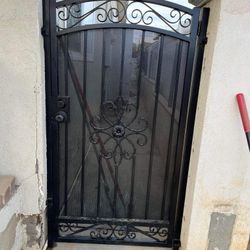 Side Gate