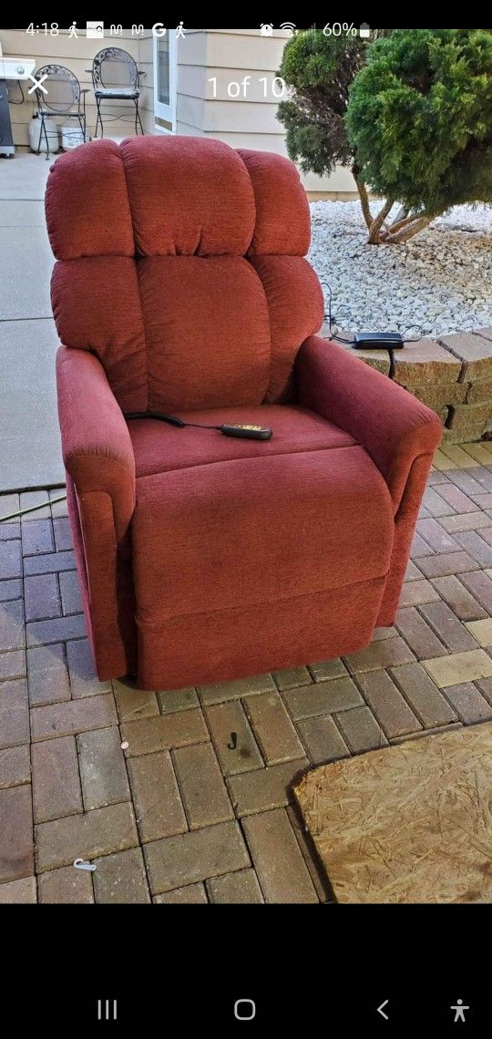 heavy duty Lift Chair by Golden Corporation.
delivery Available