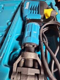 Makita 14 Amp 1-1/8 in. Hex Corded Variable Speed 35 lb. Demolitior Hammer w/ Soft Start,LED, (1) Bull Point and Hard Case