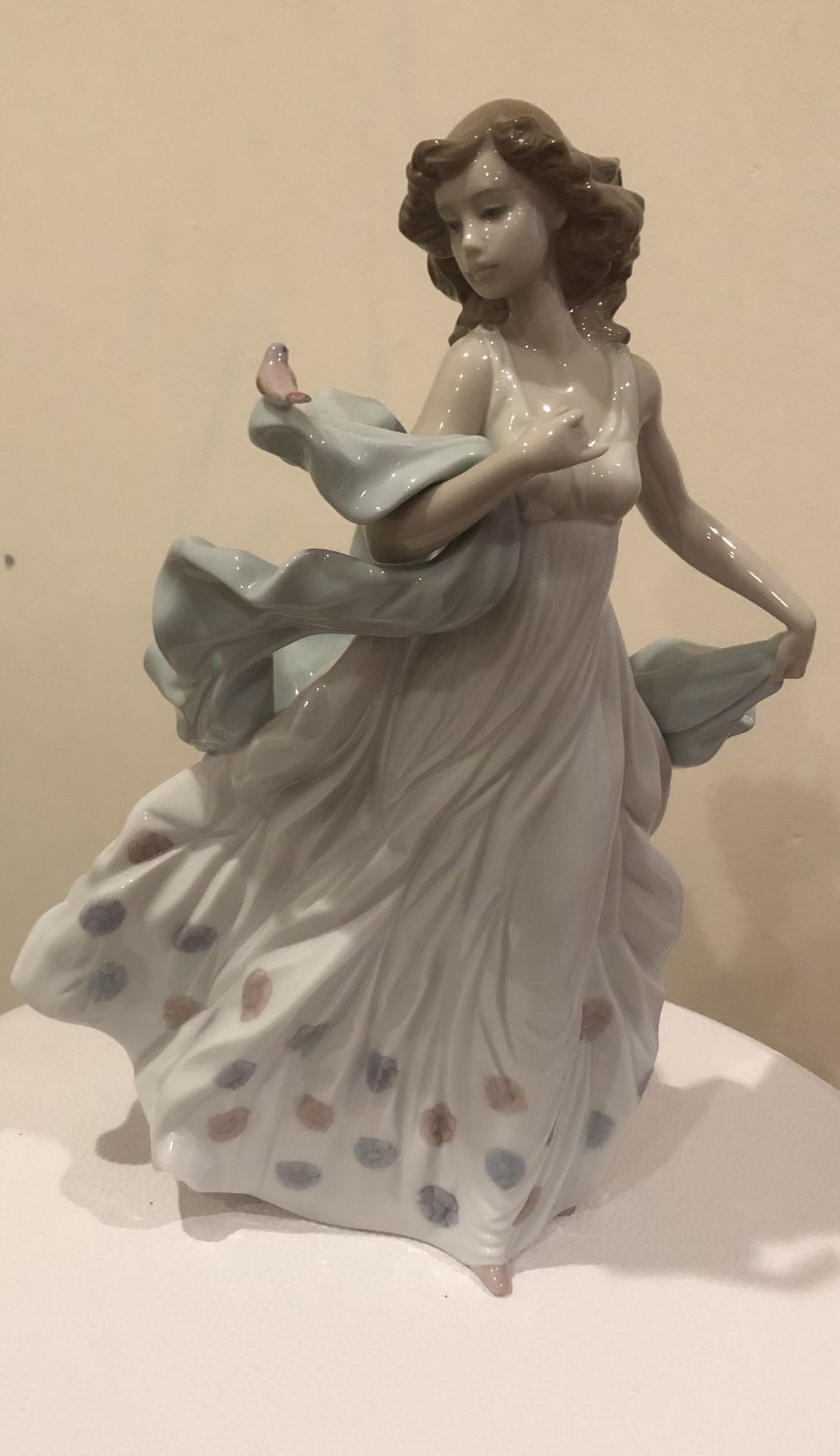 lladro - Summer Serenade Woman Figurine