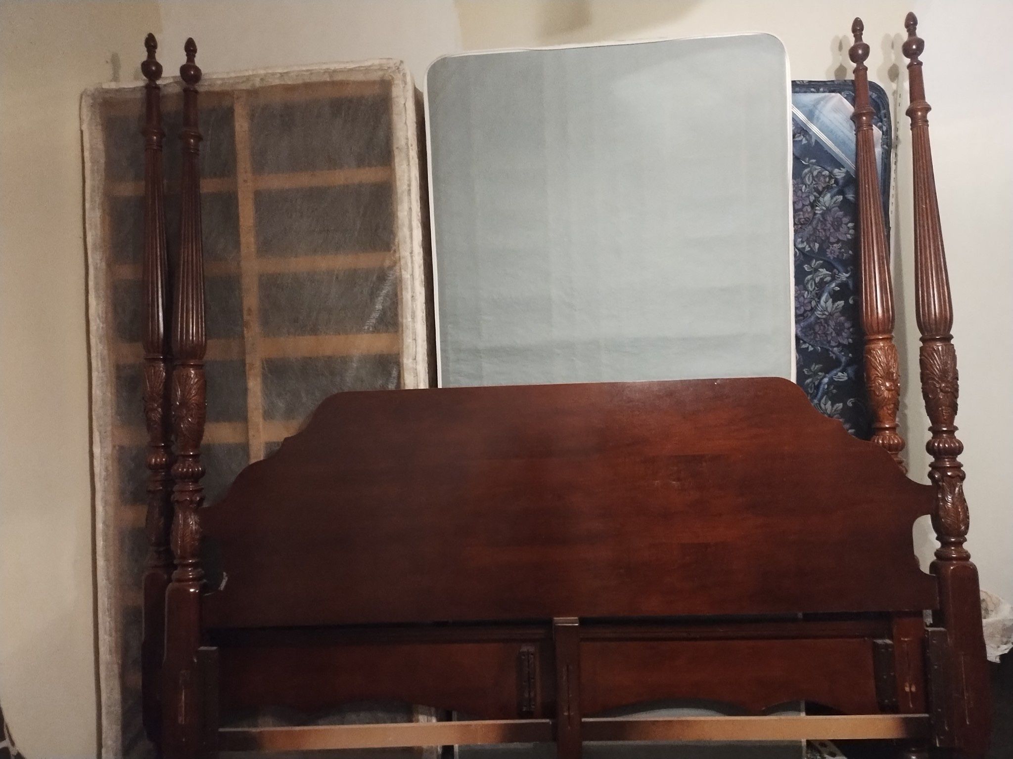 King Poster Bed Set With Matching Furniture And Mattresses