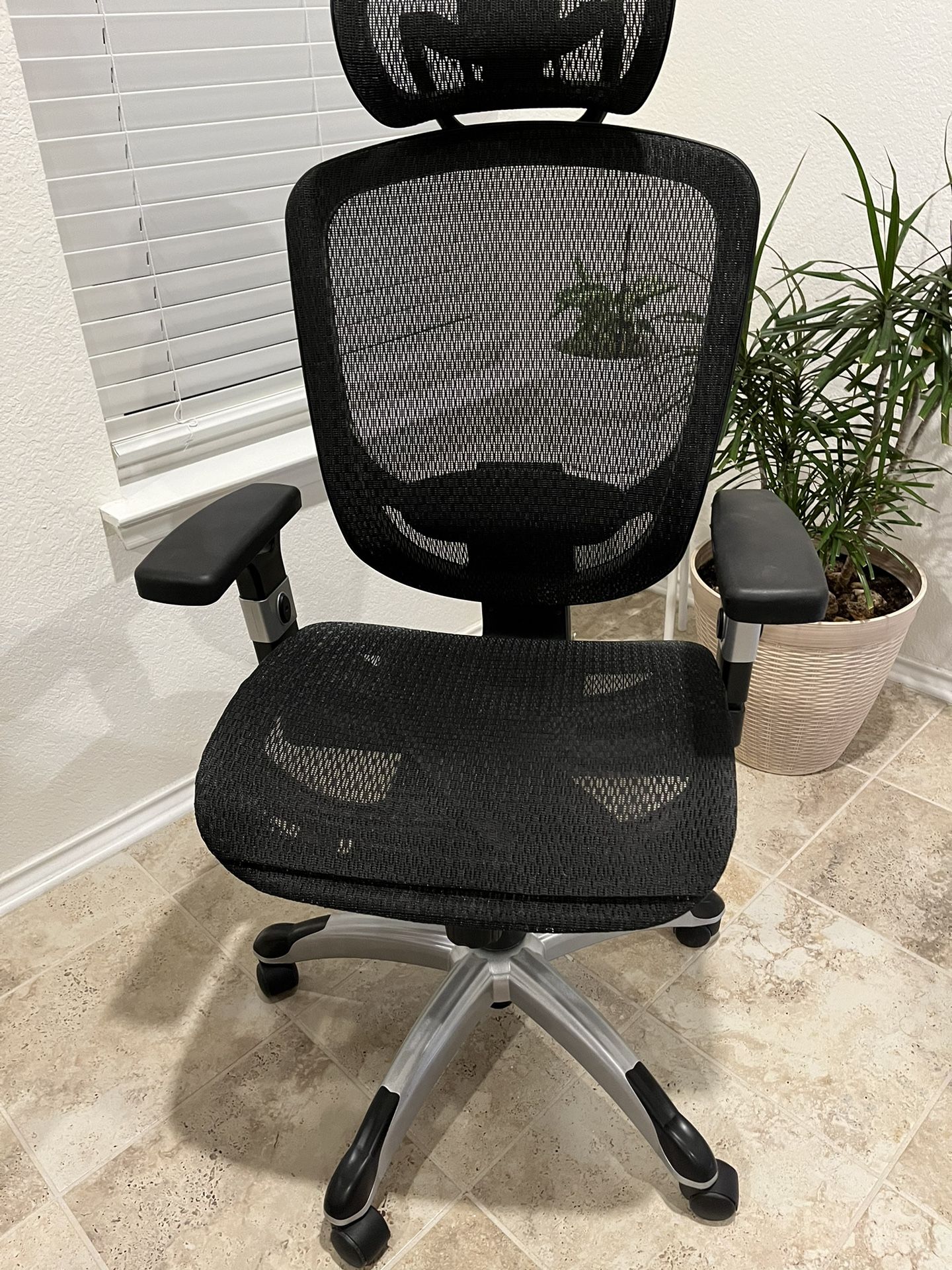 Staples Hyken Technical Mesh Task Chair black