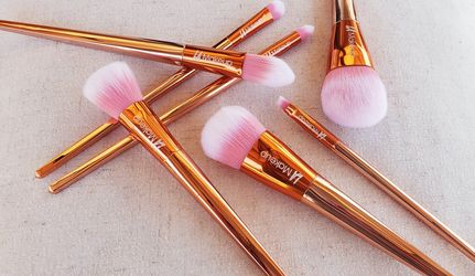 new. 7 pcs rose golden color makeup brush set