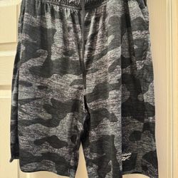 Men’s Reebok camo black and grey drawstring pull on shorts size Large 