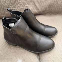 Size 8 1/2. Good Condition 