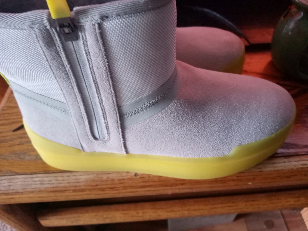 Ugg Female Boots Size 6