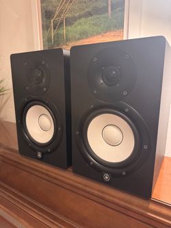 Yamaha HS7 (With Speaker stands if interested)