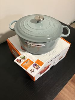 Le Creuset Signature Round Dutch Oven, 7.25 qt.