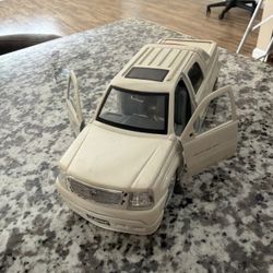 DUB CITY 2002 Cadillac Escalade EXT White 1:24 JADA