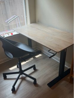 Manual Height Adjustable Standing Desk with chair