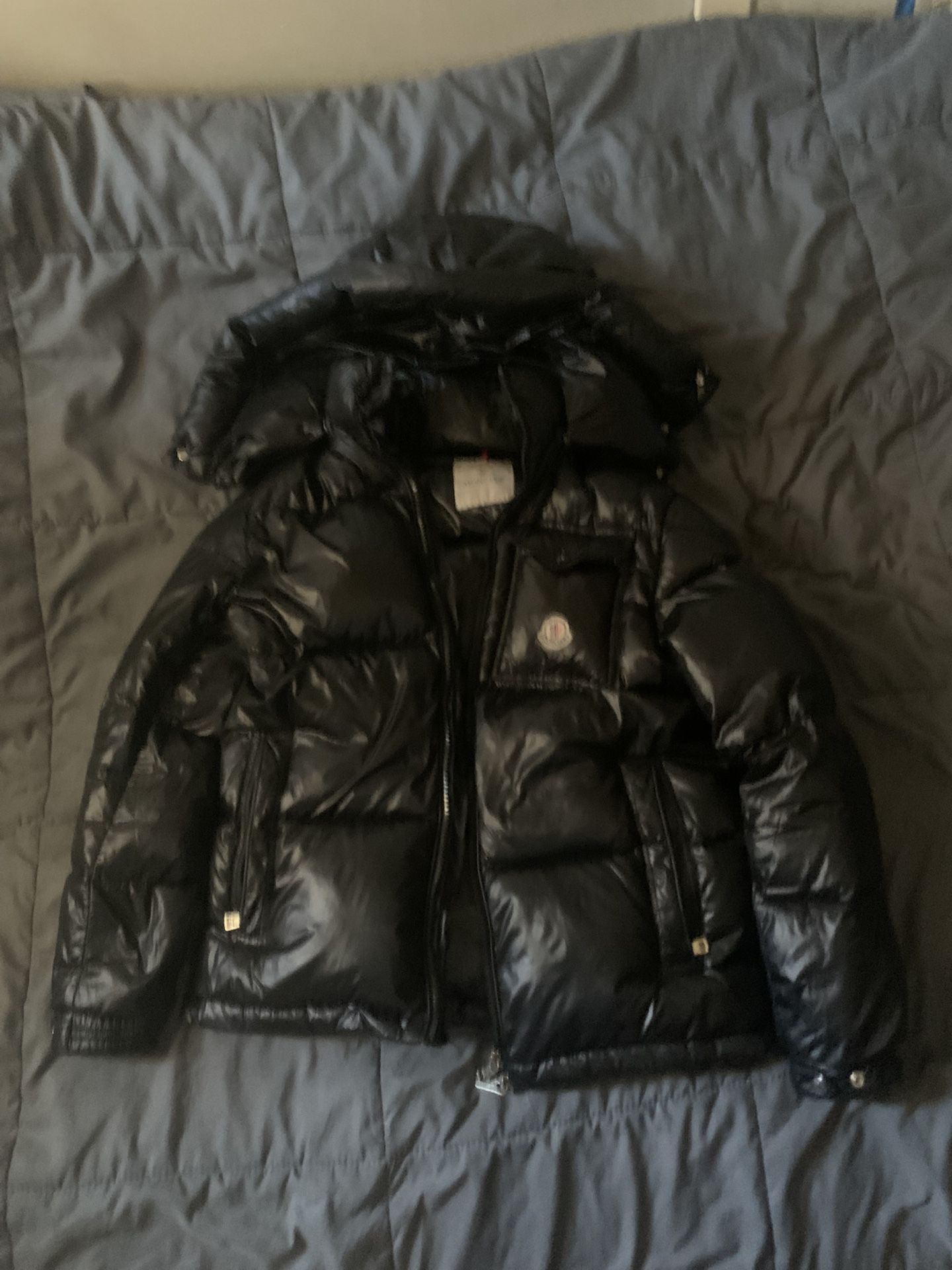 Moncler Coat Size Medium 400$