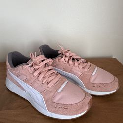 Puma sneakers ! Size 9 WM