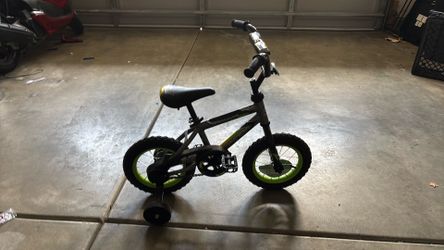 huffy kids bike (has training wheels)