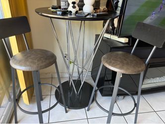 Mesa alta con 2 sillas