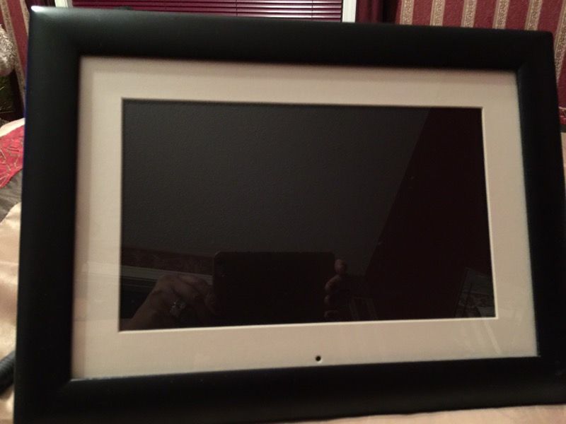 LARGE DIGITAL FRAME