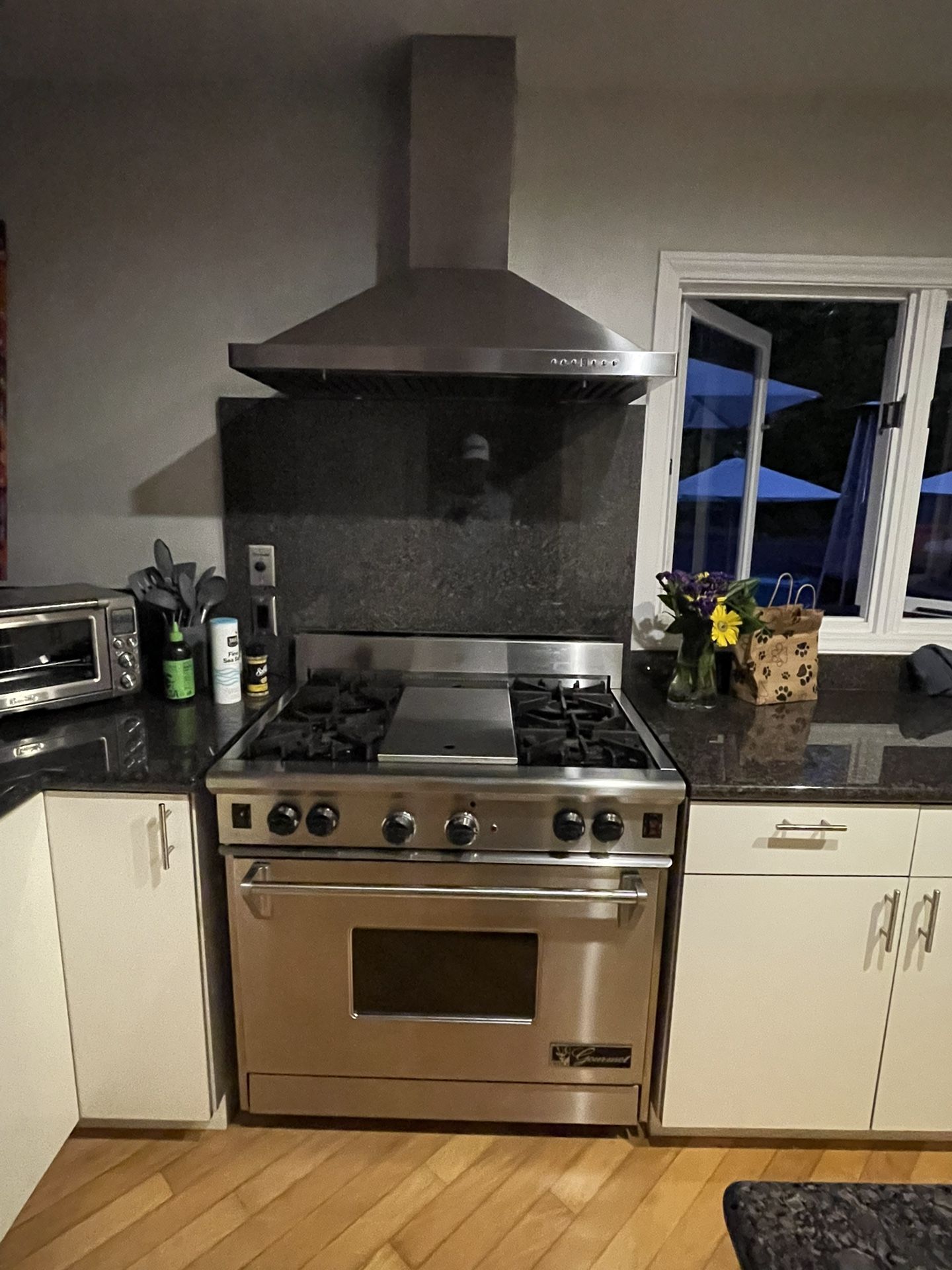 Wolf Deluxe 36” Range, W Theramdor Vent, Gently Used Works Great