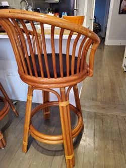 2 beautiful rataan counter stools