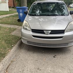Toyota Siena Van 7 People Sliver 113 Miles 2005