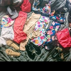 Summer clothing bundle 
Four Victoria's secret ultimate pink leggings and top matching sets !

Two pairs of shorts. Two hats, three sandals
Size small